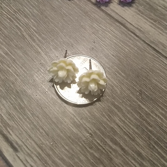 🎆 3 for $15🎆 chrysanthemum earrings - Picture 3 of 3